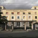Poco sotto il tetto spicca a caratteri cubitali il nome dell'ospedale e l'anno della sua progettazione, mentre ai lati balzano all'occhio due torrioni incastonati nella struttura contraddistinti da larghe vetrate